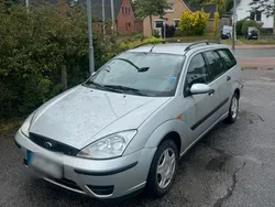 Silber Gebraucht 2002 Ford Focus Kombi | 2.900 €