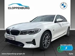 Alpinweiß uni Gebraucht 2022 BMW 320e Sport Line Limousine | 28.990 € (Fairer Preis)