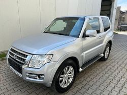 Silber Gebraucht 2016 Mitsubishi Pajero Diamant Edition SUV | 18.999 €