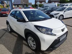 Schneeweiß Gebraucht 2022 Toyota Aygo X-play Kleinwagen | 13.650 € (Guter Preis)