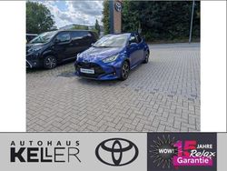 Blau Neu 2025 Toyota Yaris Hybrid Team Limousine | 27.960 € (Etwas zu teuer)