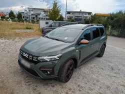 Grün Gebraucht 2024 Dacia Jogger Extreme Kombi | 20.900 € (Fairer Preis)