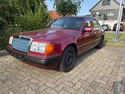 Rot Gebraucht 1990 Mercedes E230 Limousine | 9.500 €