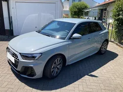 Grau Gebraucht 2024 Audi A1 Sportback S-Line Kleinwagen | 26.200 € (Etwas zu teuer)