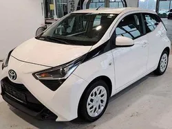 Weiß Gebraucht 2018 Toyota Aygo X-play Kleinwagen | 8.800 € (Fairer Preis)