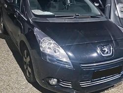 Schwarz Gebraucht 2010 Peugeot 5008 Van / Kleinbus | 2.200 € (Fairer Preis)