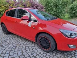 Rot Gebraucht 2010 Opel Astra Sport Coupé | 3.800 € (Etwas zu teuer)