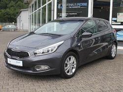 Grau Gebraucht 2015 Kia Ceed DREAM-TEAM Edition Limousine | 10.400 € (Fairer Preis)