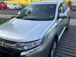 Silber Gebraucht 2021 Mitsubishi Outlander P-HEV Basis SUV | 26.000 € (Etwas zu teuer)