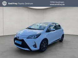 Schneeweiß Gebraucht 2018 Toyota Yaris Hybrid Basis Limousine | 14.990 € (Fairer Preis)