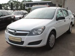 Weiß Gebraucht 2009 Opel Astra Basis Limousine | 4.444 € (Teuer)