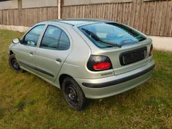 Grün Gebraucht 1999 Renault Mégane Limousine | 3.000 € (Teuer)