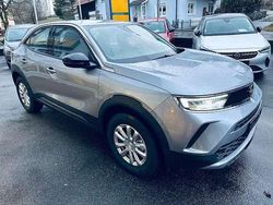 Kontrast grau/quarz silber Gebraucht 2023 Opel Mokka Edition SUV | 17.990 € (Fairer Preis)