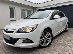 Weiß Gebraucht 2012 Opel Astra Limousine | 6.690 € (Teuer)
