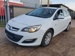 Weiß Gebraucht 2013 Opel Astra Edition Kombi | 2.200 € (Fairer Preis)