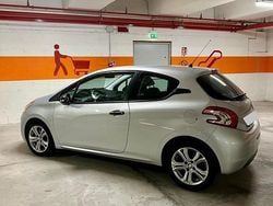 Grau Gebraucht 2014 Peugeot 208 Kleinwagen | 4.800 € (Etwas zu teuer)