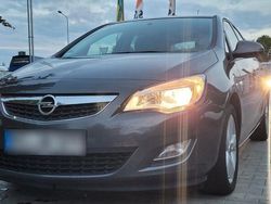Grau Gebraucht 2012 Opel Astra Edition Limousine | 7.500 € (Etwas zu teuer)