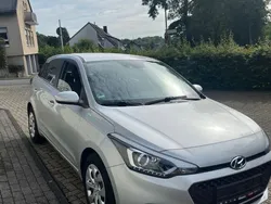 Grau Gebraucht 2016 Hyundai i20 Trend Limousine | 13.999 € (Fairer Preis)