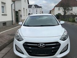 Weiß Gebraucht 2015 Hyundai i30 Classic Limousine | 5.300 € (Fairer Preis)
