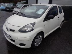 Weiß Gebraucht 2010 Toyota Aygo Kleinwagen | 1.995 € (Fairer Preis)