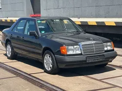 Grau Gebraucht 1989 Mercedes 230 Limousine | 9.998 €