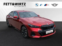 Fire red metallic Gebraucht 2024 BMW 520 M Sport Limousine | 54.450 € (Teuer)