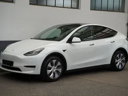 Weiß Gebraucht 2024 Tesla Model Y Standard Range SUV | 33.950 € (Superpreis)