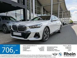 Mineralweiss metallic Gebraucht 2024 BMW 520 M Sport Kombi | 51.790 € (Superpreis)