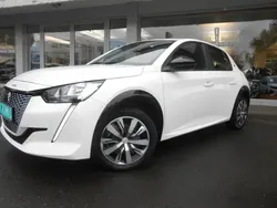 Weiss Gebraucht 2022 Peugeot e-208 Active Kleinwagen | 16.990 € (Fairer Preis)