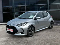 Shimmering silver metallic Gebraucht 2023 Toyota Yaris Hybrid Basis Limousine | 21.990 € (Fairer Preis)