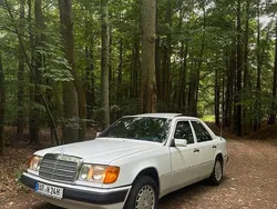 Weiß Gebraucht 1989 Mercedes E200 Limousine | 6.900 €