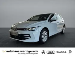 Pure white Gebraucht 2024 VW Golf VIII Life Limousine | 25.940 € (Etwas zu teuer)