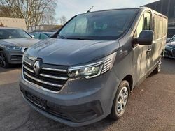 Grau Gebraucht 2023 Renault Trafic Life Van / Kleinbus | 27.999 € (Teuer)