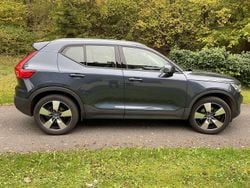 Blau Gebraucht 2022 Volvo XC40 Momentum SUV | 32.500 € (Fairer Preis)