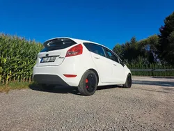 Weiß Gebraucht 2010 Ford Fiesta Kleinwagen | 5.500 €