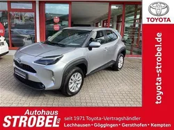 Shimmering silver metallic Gebraucht 2023 Toyota Yaris Hybrid Comfort | 22.880 € (Guter Preis)
