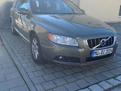 Grün Gebraucht 2011 Volvo V70 Momentum Kombi | 7.800 € (Etwas zu teuer)