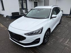 Weiß Gebraucht 2024 Ford Focus Titanium Limousine | 20.980 € (Guter Preis)
