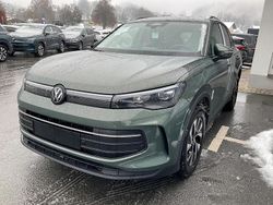 Cipressino grün metallic Neu 2025 VW Tiguan Life SUV | 39.495 € (Fairer Preis)