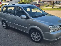 Grau Gebraucht 2003 Kia Carens EX Van / Kleinbus | 2.599 € (Fairer Preis)