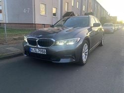 Grau Gebraucht 2020 BMW 320 Sport Line Kombi | 22.998 € (Guter Preis)
