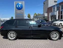 Black sapphire Gebraucht 2023 BMW 318 Sport Line Kombi | 29.300 € (Fairer Preis)