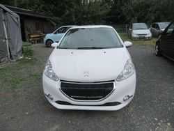 Weiß Gebraucht 2012 Peugeot 208 Active Kleinwagen | 3.999 € (Etwas zu teuer)