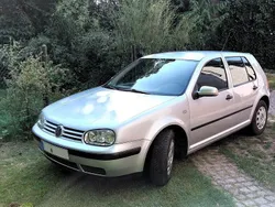 Silber Gebraucht 2001 VW Golf IV Kleinwagen | 1.500 €
