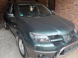 Grün Gebraucht 2003 Mitsubishi Outlander SUV | 2.300 € (Fairer Preis)