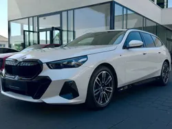Weiß Gebraucht 2024 BMW 520 M Sport Kombi | 52.890 € (Superpreis)