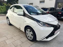 Weiß Gebraucht 2016 Toyota Aygo X-play Kleinwagen | 5.250 € (Guter Preis)