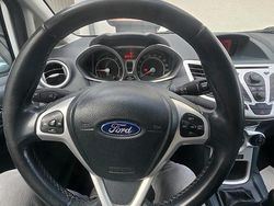 Weiß Gebraucht 2012 Ford Fiesta Kleinwagen | 1.700 €