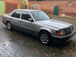 Silber Gebraucht 1992 Mercedes E300 Limousine | 3.899 €