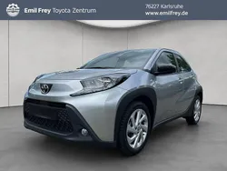 Shimmering silver metallic Gebraucht 2022 Toyota Aygo X-play Kleinwagen | 13.990 € (Fairer Preis)
